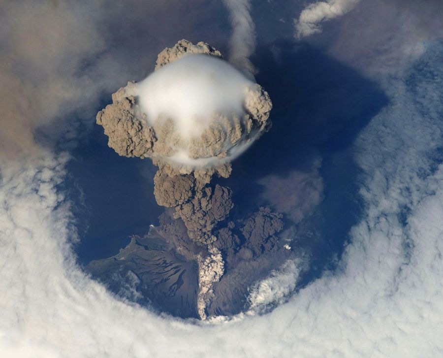 Erupce vulkánu z ptačí perspektivy